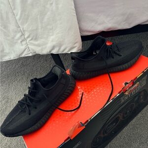 YEEZY BLACK MENS SIZE 12